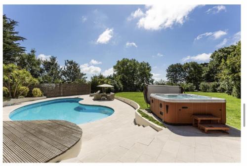 Sleeps10 18-Parking-Garden-Pool-HotTub-Balcony