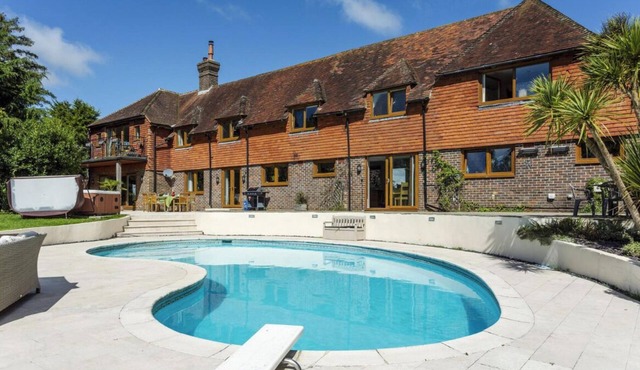 Sleeps10/18-Parking-Garden-Pool-HotTub-Balcony