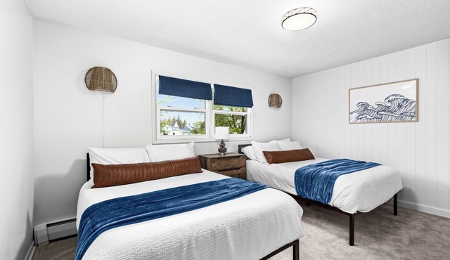 Sleeps12 - Dog-Friendly SidexSide Duplex - Large Yard/Hammocks/Firepits/Grills