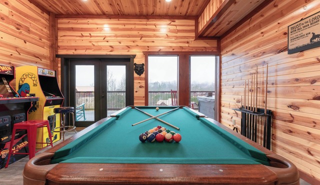 sleeps28 8rooms 6king+8queen.Arcade,Hot Tub,sauna,private pool,private pavilion.