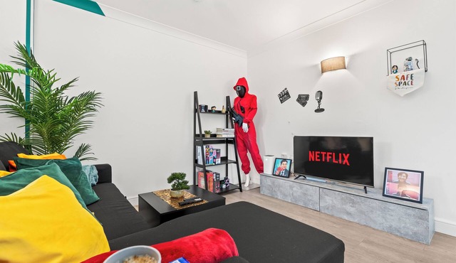 Sleeps6 | 2Bedflat in Canary Wharf - Free Parking Available| SquidGame Theme