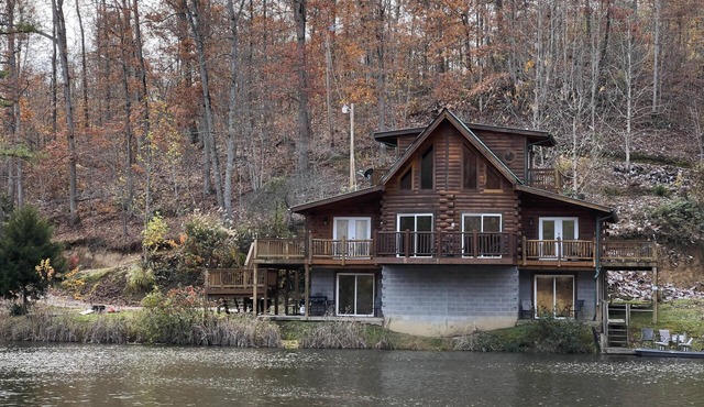 Sleepy Bear: Luxe cabin, private lake, hottub, caves, fast WiFi @ BearTrackLake