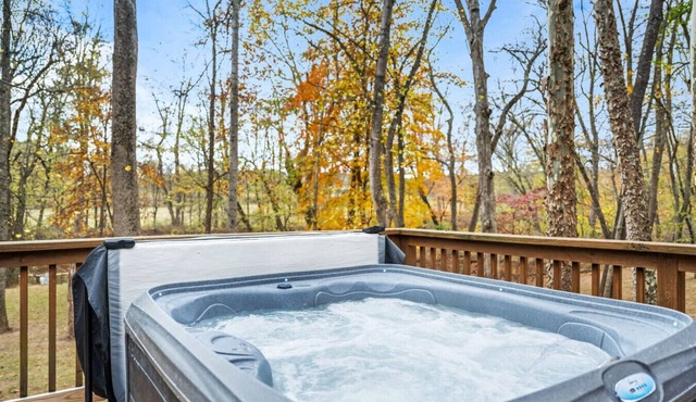 Sleepy Creek - hot tub, pets, grill, fire pit, wifi, screen porch, creekside