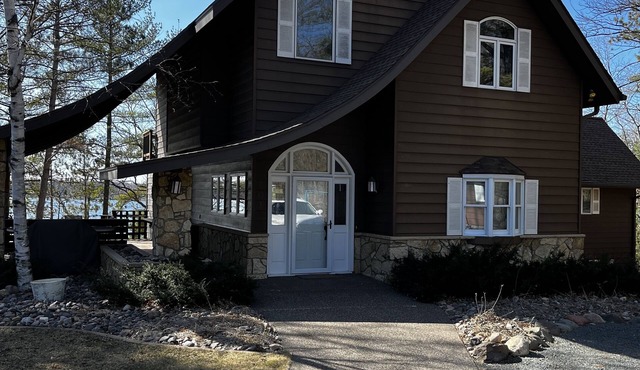 Sleepy Deer Chalet! Spacious, Well-Appointed home on Beautiful Lake Wapogasset!