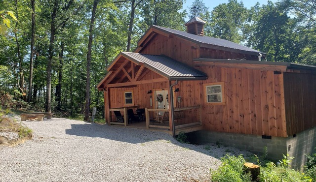 Sleepy Hollow 2-bedroom cabin with Hot Tub, WiFi near Red River Gorge
