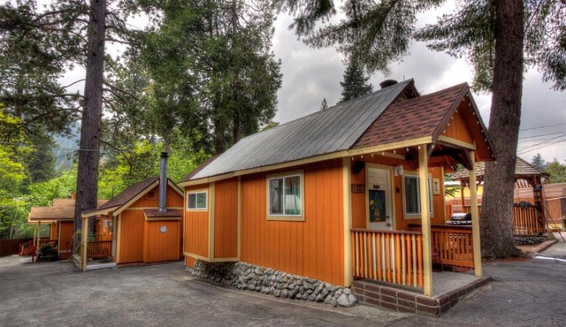 Sleepy Hollow Cabins & Hotel