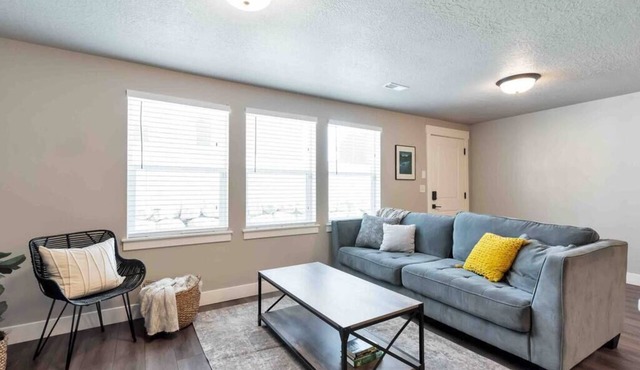Sleepy Ridge Apt, Self Check-In, Parking