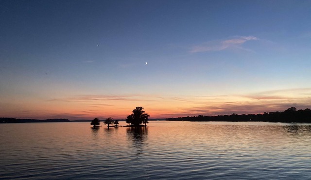 Slice of Heaven 3/2 camp on lakefront w/boathouse