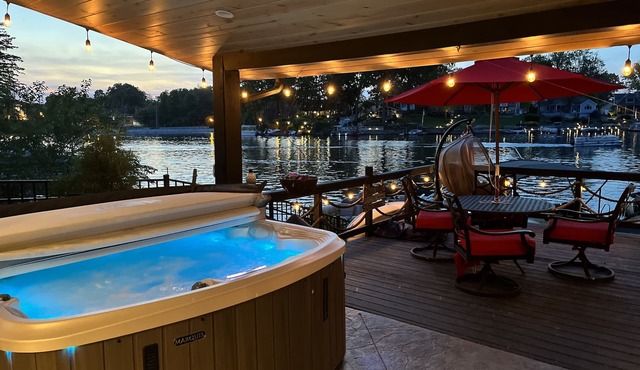 SLICE OF HEAVEN lake front cottage with HOTTUB, fire pit, kayaks & Dog friendly!