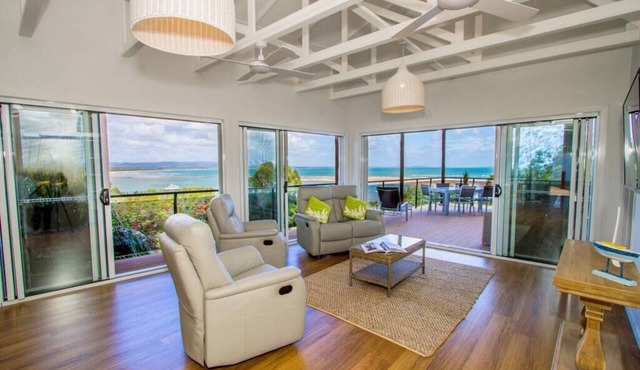 Slipaway - Unparalleled views of the bay of 1770