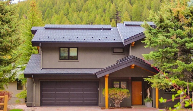 Slope-Side Chic: Home with Hot Tub