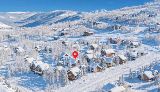 Slope Side Lodge: Cozy Ski-In Ski-Out Lodge + Private Hot Tub at GR