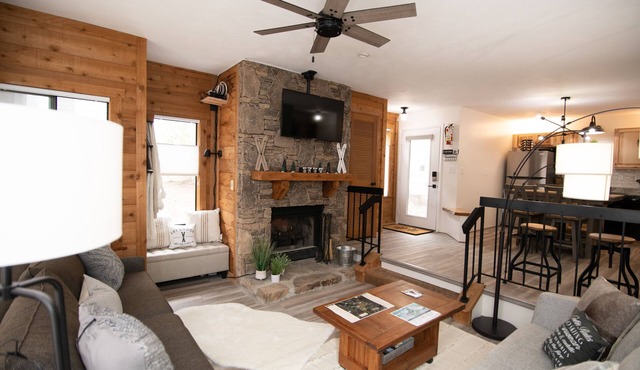 SLOPE-SIDE SKI LOCKER INCLUDED WITH STAY! Cozy condo with shuttle to the slopes!
