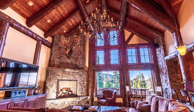 Slope side spacious yet cozy Mammoth House
