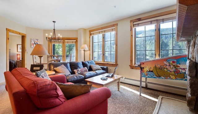 Slope Views, Cozy 2 King Beds, Pinball, Short 5 minute Walk to Everything!