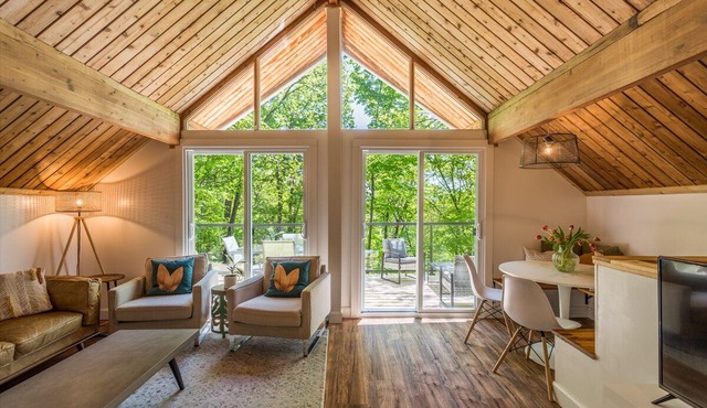 SLOPESIDE 4 BED,HOT TUB, BEACH, FOUR SEASON, NEAR ALGONQUIN PARK AND ARROWHEAD.