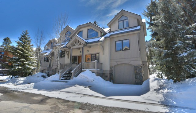Slopeside 4BR Townhome - Next to Lifts - Private Hot Tub - Garage!