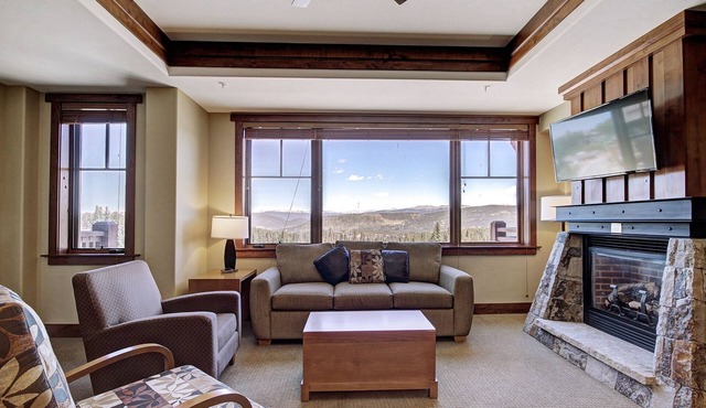 Slopeside At Base Of Peak 8, Sleeps 6! 1 Bedroom Condo by RedAwning