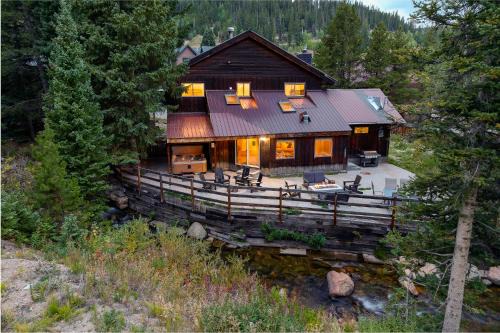 Slopeside Chalet on River Next To WP Resort I Fantastic Views I Private Hot Tub I Gas Firepit I Game Room
