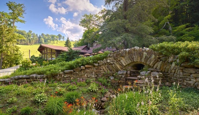 Slopeside Comfort | Queen Lodge Room in Chamption