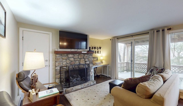Slopeside condo w/kitchenette - within walking distance to Sugar Mountain Lodge