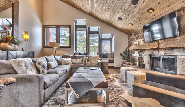 Slopeside Contemporary! Private Hot Tub, High-Speed Wi-Fi, Perfect for Groups!