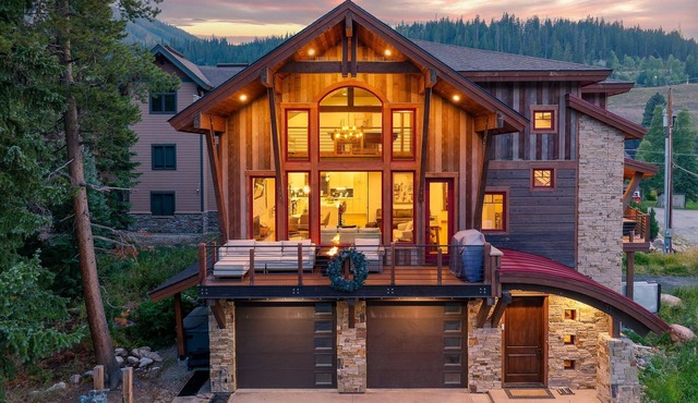 Slopeside Custom Chalet I 2 Hot Tubs I Fire Tables I Views I Game Room I Discounted Attractions