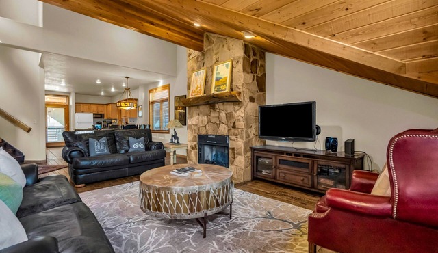 Slopeside luxury - new interior, private hot tub - close walk to Payday