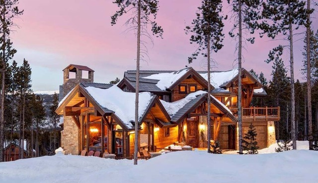 Slopeside Manor-Magnificent Custom Home-Great Amenities!