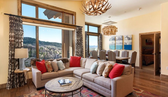 Slopeside Retreat, AC! Luxury Condo with Views! Outdoor Pool,Hot Tub, Fire Pit!