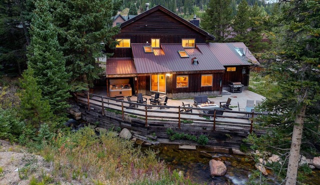 Slopeside River Front Chalet I Hot Tub I Firepit I Views I Game Room I Discounted Attractions