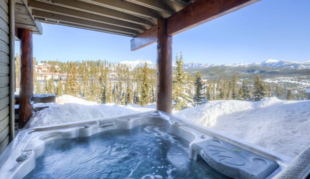 Slopeside Townhome with Mountain Views! Private Hot Tub!