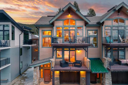 Slopeside Villa 126 Next To WP Resort I Steam Shower I Great Views I Private Hot Tub