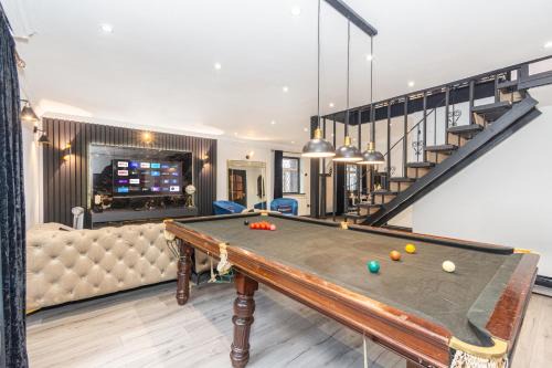 Slough Fun Home with Hot tub, Cine, Garden & Parking