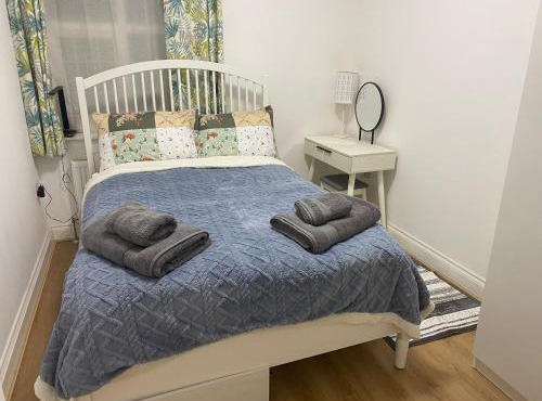 Slough - Sleeps 3 - PetFriendly - Riverside - Bay
