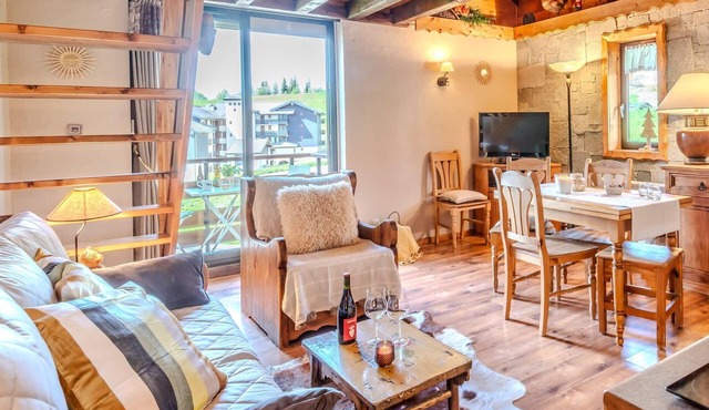 Slow Chalet Etale Ski in-out Duplex, Mountain View Balcony, & Free parking