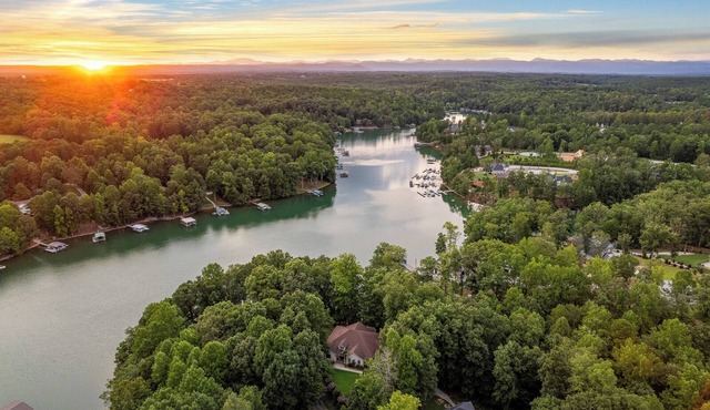 Slow down at Idle Cove on Lake Keowee. Private Dock and only 25 min to Clemson!