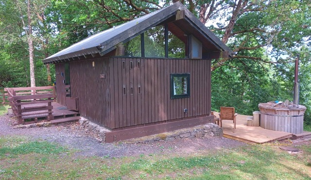 SLOY CABIN is a charming log Cabin in a stunning loch side location.