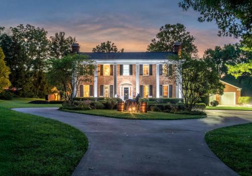 Slps 14,BourbonTrail,Golf Sim,SpeakEZ,Sauna,HotTub