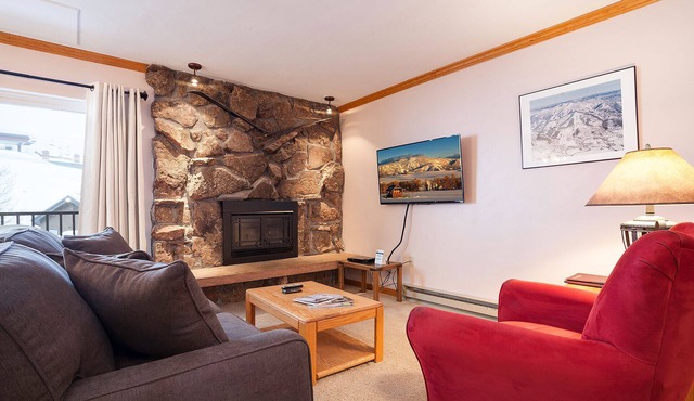 SM436 | Charming Condo | Mountain Views | Hot Tub | Ski In | Free City Bus