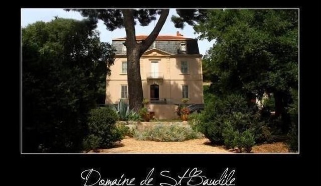 Small 19th-century chateau 4km from the sea. Promo 2 to August 16 Sem 4500 euros