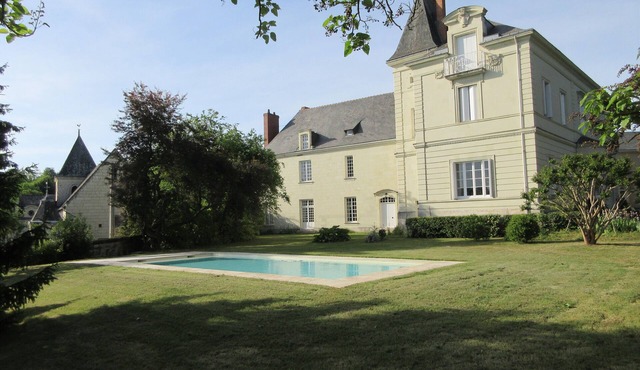 Small 17th century château, park, swimming pool, 5 bedrooms, living room, 3 km from Saumur center