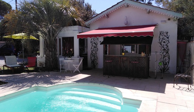 Small 30m2 house for 2 people on private property with swimming pool