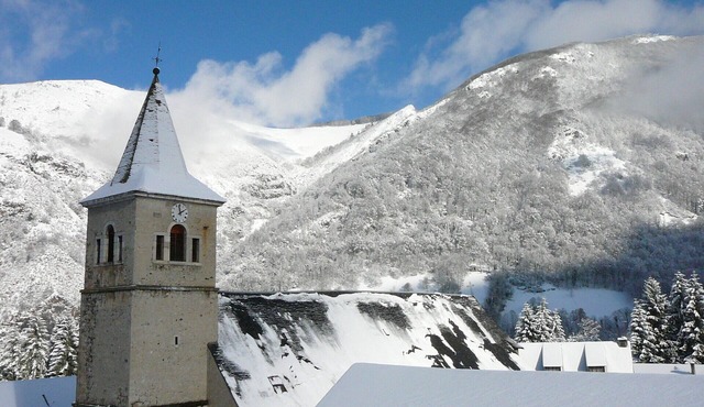 Small apartment located in mountaineer village, very bright