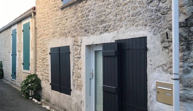 Small artist's house 900 meters from the beach. Pets allowed