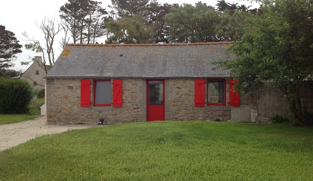 Small Breton house 2 steps from the sea with terrace and large garden.