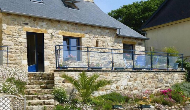 Small Breton holiday home in top location with shared pool, Lézardrieux