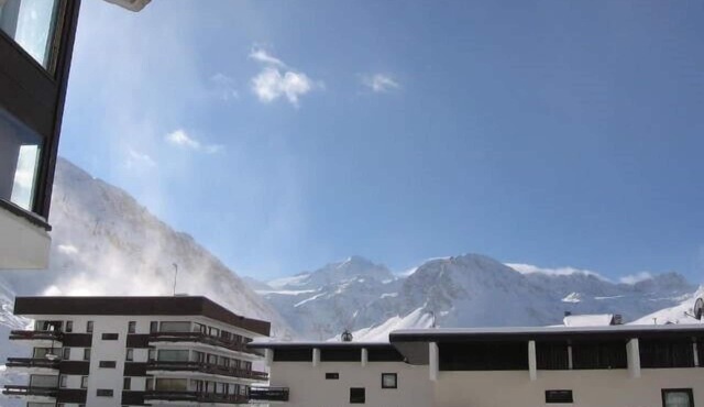 SMALL BUILDING NEAR THE SLOPES SOUTH FACING ROCHES ROUGES B20