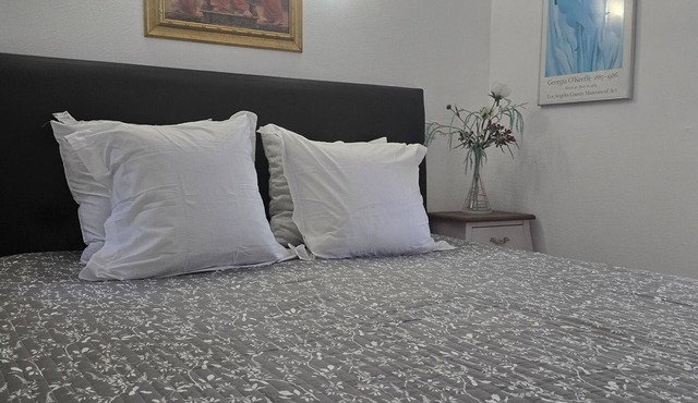 Small bungalow in a villa high above Cannes