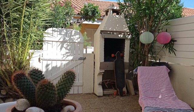 Small bungalow with terrace/mezzanine/pool/parking 200 m from the sea.